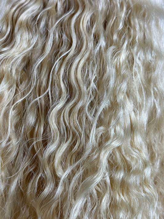 Blonde wavy Strands